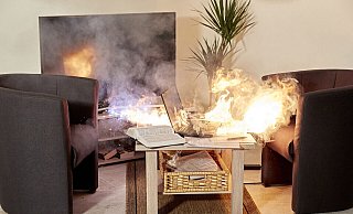 Brennende Lithium-Ionen-Akkus, beispielsweise die eines Laptops, können in der Wohnung verheerende Folgen haben. - www.ifs-ev.org / Pat Scheidemann Brennende Lithium-Ionen-Akkus, beispielsweise die eines Laptops, können in der Wohnung verheerende Folgen haben. - www.ifs-ev.org / Pat Scheidemann