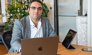 Hamed Rahimi Darehchi ist mit der von ihm entwickelten App für Direktmarketing deutschland- und europaweit am Markt. Der Herforder mit iranischen Wurzeln hat damit insbesondere die Bedürfnisse mittelständischer Unternehmen im Blick. - Ralf Bittner Hamed Rahimi Darehchi ist mit der von ihm entwickelten App für Direktmarketing deutschland- und europaweit am Markt. Der Herforder mit iranischen Wurzeln hat damit insbesondere die Bedürfnisse mittelständischer Unternehmen im Blick. - Ralf Bittner