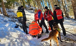 Rettungskräfte am Unglücksort im Einsatz. - -- Rettungskräfte am Unglücksort im Einsatz. - --