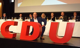 Jörg-Michael Schrader wurde mit 96 Prozent aller gültigen Stimmen im Espelkamper Bürgerhaus zum Landratskandidaten gekürt. Der Parteivorstand klatscht. - Karsten Schulz Jörg-Michael Schrader wurde mit 96 Prozent aller gültigen Stimmen im Espelkamper Bürgerhaus zum Landratskandidaten gekürt. Der Parteivorstand klatscht. - Karsten Schulz