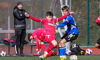 Arminia Bielefelds Glenn Gutmann (r.) im Duell mit Theesens Benjamin Govori (l.). - Andreas Zobe Arminia Bielefelds Glenn Gutmann (r.) im Duell mit Theesens Benjamin Govori (l.). - Andreas Zobe