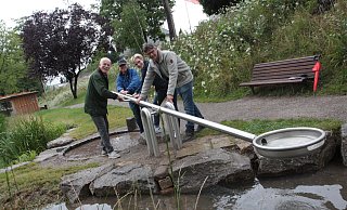 Udo Waldhoff (v. l.) Jürgen Wiek, Manuela Runte und Hans-Dieter Winkler probieren schon die Wasserkippe aus und freuen sich auf die offizielle Eröffnung der Freizeitanlage. - Uwe Müller Udo Waldhoff (v. l.) Jürgen Wiek, Manuela Runte und Hans-Dieter Winkler probieren schon die Wasserkippe aus und freuen sich auf die offizielle Eröffnung der Freizeitanlage. - Uwe Müller
