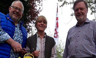 Christian Voigt (v.l.), Burkhard Scheiding und Sabine Detzmeier vom Gartenbauverein. Hinten hängt die Fahne von Südlengern, Christian Voigt hat ein schmiedeeisernes Vereinslogo angefertigt. - Meiko Haselhorst Christian Voigt (v.l.), Burkhard Scheiding und Sabine Detzmeier vom Gartenbauverein. Hinten hängt die Fahne von Südlengern, Christian Voigt hat ein schmiedeeisernes Vereinslogo angefertigt. - Meiko Haselhorst