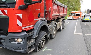Der beschädigte Lkw war nicht mehr fahrbereit. - Polizei Minden-Lübbecke Der beschädigte Lkw war nicht mehr fahrbereit. - Polizei Minden-Lübbecke