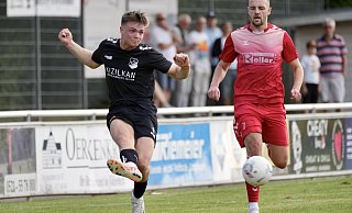 Mattis Beckmann (l.) war einer der Theesener Aktivposten beim 4:1-Erfolg über den SV Heide-Paderborn. - Peter Unger Mattis Beckmann (l.) war einer der Theesener Aktivposten beim 4:1-Erfolg über den SV Heide-Paderborn. - Peter Unger