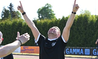Das ist sein Moment: Lukas Dorn feiert hier in Dielingen die Bezirksmeisterschaft des TuS Lohe und den Aufstieg in die Fußball-Landesliga. Danach muss er gehen, und ist jetzt neuer Trainer des FC Bad Oeynhausen. - Jürgen Krüger Das ist sein Moment: Lukas Dorn feiert hier in Dielingen die Bezirksmeisterschaft des TuS Lohe und den Aufstieg in die Fußball-Landesliga. Danach muss er gehen, und ist jetzt neuer Trainer des FC Bad Oeynhausen. - Jürgen Krüger