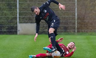 Timon Siebert, hier attackiert von einem Gegenspieler, rettete Theesen einen Punkt. - Andreas Zobe Timon Siebert, hier attackiert von einem Gegenspieler, rettete Theesen einen Punkt. - Andreas Zobe