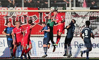 Die entscheidende Szene im Niederrheinstadion. SCW-Torhüter Marcel Hölscher kann den Ball nach einer Ecke nicht festhalten, wenige Sekunden später steht es 1:0. - Daniel Bremehr Die entscheidende Szene im Niederrheinstadion. SCW-Torhüter Marcel Hölscher kann den Ball nach einer Ecke nicht festhalten, wenige Sekunden später steht es 1:0. - Daniel Bremehr