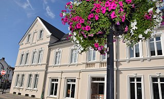Das sanierte Haus Clasbrummel ist mit seinen einen Anstrich, den neuen Fenstern und aufgearbeiteten Stuckelementen kaum wiederzuerkennen. - Karin Prignitz Das sanierte Haus Clasbrummel ist mit seinen einen Anstrich, den neuen Fenstern und aufgearbeiteten Stuckelementen kaum wiederzuerkennen. - Karin Prignitz