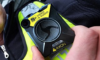 Ein Polizist zeigt die Bodycam. - Andreas Frücht Ein Polizist zeigt die Bodycam. - Andreas Frücht