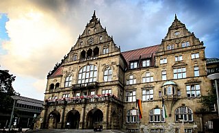 Die Stadt sucht neue Technische Leitungen. - Sarah Jonek Die Stadt sucht neue Technische Leitungen. - Sarah Jonek