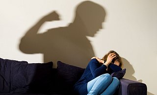 Gewalt gegen Frauen gibt es in allen Bereichen der Gesellschaft - am häufigsten geschieht sie im vermeintlich sicheren Zuhause. - Verfügbar für Kunden mit Rechnungsadresse in Deutschland. Gewalt gegen Frauen gibt es in allen Bereichen der Gesellschaft - am häufigsten geschieht sie im vermeintlich sicheren Zuhause. - Verfügbar für Kunden mit Rechnungsadresse in Deutschland.