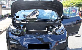 Die Stromzufuhr des BMWs wurde von den Kräften der Feuerwehr getrennt. - Polizei Minden-Lübbecke Die Stromzufuhr des BMWs wurde von den Kräften der Feuerwehr getrennt. - Polizei Minden-Lübbecke