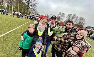 Das Klicksonar-Training soll den Kita-Kids Carlos Marcos Domenech (2, 3. v. r.) und Finn Bee (5, 3. v. l.) helfen. Glücklich darüber sind Carina und Carlo Marcos Domenech (r.) sowie Lian, Sabrina und Daniel Bee. - Jens Reddeker Das Klicksonar-Training soll den Kita-Kids Carlos Marcos Domenech (2, 3. v. r.) und Finn Bee (5, 3. v. l.) helfen. Glücklich darüber sind Carina und Carlo Marcos Domenech (r.) sowie Lian, Sabrina und Daniel Bee. - Jens Reddeker