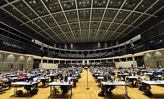 Wegen der Corona-Schutzverordnung finden Ratssitzungen derzeit in der Stadthalle statt. Hinein kommt seit Donnerstag nur noch, wer getestet, genesen oder geimpft ist. - Barbara Franke Wegen der Corona-Schutzverordnung finden Ratssitzungen derzeit in der Stadthalle statt. Hinein kommt seit Donnerstag nur noch, wer getestet, genesen oder geimpft ist. - Barbara Franke