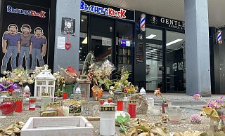 An der Marienstraße sind weiterhin Zeichen der Trauer und Anteilnahme zu sehen. Auch der Brother’s Kiosk hat zum Schutz einen Sicherheitsdienst beauftragt. - Rajkumar Mukherjee An der Marienstraße sind weiterhin Zeichen der Trauer und Anteilnahme zu sehen. Auch der Brother’s Kiosk hat zum Schutz einen Sicherheitsdienst beauftragt. - Rajkumar Mukherjee