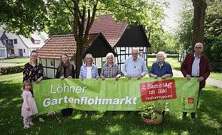 Die Organisatoren Cleo und Bianca Simchen (v. l.), Sonja Voss, Margret Nesenhöner, Lisa von Bargen, Herbert Birk, Waltraud Troche und Wilfried Held freuen sich auf den Gartenflohmarkt am Museum. - Felix Eisele Die Organisatoren Cleo und Bianca Simchen (v. l.), Sonja Voss, Margret Nesenhöner, Lisa von Bargen, Herbert Birk, Waltraud Troche und Wilfried Held freuen sich auf den Gartenflohmarkt am Museum. - Felix Eisele
