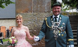 Königin Annica und König Sebastian Schmidt repräsentierten ihren Schützenverein und das Dorf Bellersen mit gewinnendem Charme. - Josef Köhne Königin Annica und König Sebastian Schmidt repräsentierten ihren Schützenverein und das Dorf Bellersen mit gewinnendem Charme. - Josef Köhne