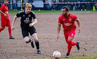 Türk Sports Mert Bozkurt (r.) zog reihenweise Gegenspieler vom TuS Lipperreihe auf sich. Der FC gewann gegen einen guten Gegner letztlich verdient und ungefährdet 2:0. - Andreas Zobe Türk Sports Mert Bozkurt (r.) zog reihenweise Gegenspieler vom TuS Lipperreihe auf sich. Der FC gewann gegen einen guten Gegner letztlich verdient und ungefährdet 2:0. - Andreas Zobe