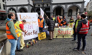 Mitarbeiterinnen und Mitarbeiter des Faethe Labor streiken bereits in der vierten Woche für einen Tarifvertrag. Am Mittwoch machten sie vor dem Rathaus darauf aufmerksam. - Hans-Hermann Igges Mitarbeiterinnen und Mitarbeiter des Faethe Labor streiken bereits in der vierten Woche für einen Tarifvertrag. Am Mittwoch machten sie vor dem Rathaus darauf aufmerksam. - Hans-Hermann Igges
