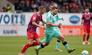 Auch Robert Leipertz (r.), hier im Duell gegen Adrian Beck, hatte im Hinspiel gegen seinen Ex-Klub Heidenheim einen extrem schweren Stand. - Imago Images Auch Robert Leipertz (r.), hier im Duell gegen Adrian Beck, hatte im Hinspiel gegen seinen Ex-Klub Heidenheim einen extrem schweren Stand. - Imago Images