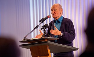 Etwa 100 Menschen hören Drewermann in Paderborn zu. - Niklas Tüns Etwa 100 Menschen hören Drewermann in Paderborn zu. - Niklas Tüns