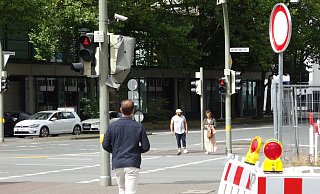 Nicht jeder lässt sich von der roten Ampel aufhalten. - Simon Kaufmann Nicht jeder lässt sich von der roten Ampel aufhalten. - Simon Kaufmann