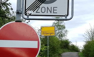 Bei dem zur Einbahnstraße umgewandelten Bereich handelt es sich um etwa 300 Meter langen einspurigen Feldweg in der Verlängerung des Grünenbergs. Montagmittag galt dort noch: Durchfahrt verboten. - Burkhard Battran Bei dem zur Einbahnstraße umgewandelten Bereich handelt es sich um etwa 300 Meter langen einspurigen Feldweg in der Verlängerung des Grünenbergs. Montagmittag galt dort noch: Durchfahrt verboten. - Burkhard Battran