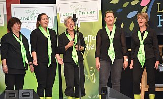 Die Stacheligen Landfrauen singen zur Eröffnung. - Thomas Kube Die Stacheligen Landfrauen singen zur Eröffnung. - Thomas Kube