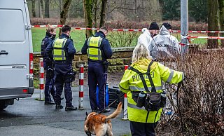 An der Südschule in Brackwede wurde ein Säugling gefunden. Polizeibeamte waren am Samstagnachmittag vor Ort, auch ein Spürhund war im Einsatz. - Paul Brinkmann An der Südschule in Brackwede wurde ein Säugling gefunden. Polizeibeamte waren am Samstagnachmittag vor Ort, auch ein Spürhund war im Einsatz. - Paul Brinkmann