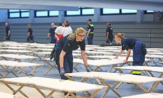 Müssen in OWL wieder Turnhallen als Notunterkünfte für Flüchtlinge hergerichtet werden wie hier in Bielefeld 2015? Mancherorts sieht es so aus. - Sarah Jonek Müssen in OWL wieder Turnhallen als Notunterkünfte für Flüchtlinge hergerichtet werden wie hier in Bielefeld 2015? Mancherorts sieht es so aus. - Sarah Jonek