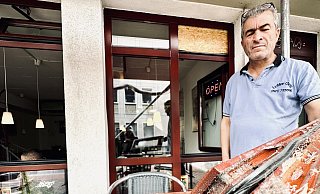 Süleyman Kozan zeigt das herausgebrochene Oberlicht des Luttergrills. - Stefan Becker Süleyman Kozan zeigt das herausgebrochene Oberlicht des Luttergrills. - Stefan Becker