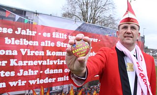Karnevalspräsident Mark Elberg präsentiert den Sammelbutton für die ausgefallene aktuelle Session. - Burkhard Battran Karnevalspräsident Mark Elberg präsentiert den Sammelbutton für die ausgefallene aktuelle Session. - Burkhard Battran