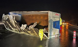 Die umgestürzte Mulde hatte am Montagmorgen im Berufsverkehr für lange Staus auf der A2 gesorgt. - Polizei Bielefeld Die umgestürzte Mulde hatte am Montagmorgen im Berufsverkehr für lange Staus auf der A2 gesorgt. - Polizei Bielefeld