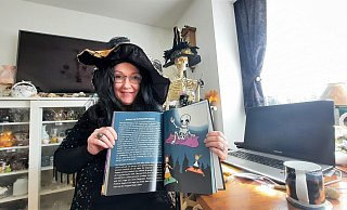 Die Brakeler Autorin Martina Murseli lebt die Rolle der verrückten Hexe durch und durch. Bei ihrer Arbeit schaut ihr oft das Skelett Herbert über die Schulter. Das Skelett hat es als Figur auch ins Buch geschafft – schaurig. - Madita Schellenberg Die Brakeler Autorin Martina Murseli lebt die Rolle der verrückten Hexe durch und durch. Bei ihrer Arbeit schaut ihr oft das Skelett Herbert über die Schulter. Das Skelett hat es als Figur auch ins Buch geschafft – schaurig. - Madita Schellenberg