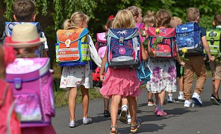 Nach den Sommerferien kommen alle Kinder in die erste Klasse, die bis zum 30. September sechs Jahre alt werden. Zu früh, findet Bea Lindow aus Brakel und startete eine Online-Petetion. - Patrick Pleul/dpa Nach den Sommerferien kommen alle Kinder in die erste Klasse, die bis zum 30. September sechs Jahre alt werden. Zu früh, findet Bea Lindow aus Brakel und startete eine Online-Petetion. - Patrick Pleul/dpa