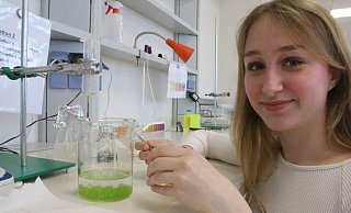 Schülerin Lilly Keck (17) freut sich, über die neuen Möglichkeiten des Biolabors. - Burkhard Battran Schülerin Lilly Keck (17) freut sich, über die neuen Möglichkeiten des Biolabors. - Burkhard Battran