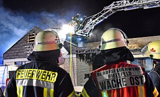 Die Bielefelder Feuerwehr ist in 80 Prozent der Fälle in der vorgegebenen Zeit am Brandort - wie hier an der Meisenstraße. Allerdings viel zu selten mit der erforderlichen Personalstärke. - Barbara Franke Die Bielefelder Feuerwehr ist in 80 Prozent der Fälle in der vorgegebenen Zeit am Brandort - wie hier an der Meisenstraße. Allerdings viel zu selten mit der erforderlichen Personalstärke. - Barbara Franke