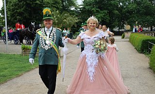 Das Regentenpaar Olaf und Anette Pippert musste seit 2019 auf diesen Auftritt warten. Die Königin trug einen rosafarbenen Traum aus Tüll mit Carmen-Ausschnitt und ausladender Schleppe. - Regina Brucksch Das Regentenpaar Olaf und Anette Pippert musste seit 2019 auf diesen Auftritt warten. Die Königin trug einen rosafarbenen Traum aus Tüll mit Carmen-Ausschnitt und ausladender Schleppe. - Regina Brucksch