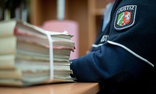 Ein Bielefelder Frauenarzt muss sich nun vor Gericht verantworten. - Symbolfoto: dpa / Volker Hartmann Ein Bielefelder Frauenarzt muss sich nun vor Gericht verantworten. - Symbolfoto: dpa / Volker Hartmann