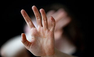 In ganz Deutschland nehmen Gewalttaten zu. Das neue Gewaltschutzgesetz soll Betroffene besser schützen und ihnen Hilfe garantieren. - Fabian Sommer In ganz Deutschland nehmen Gewalttaten zu. Das neue Gewaltschutzgesetz soll Betroffene besser schützen und ihnen Hilfe garantieren. - Fabian Sommer