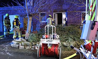 Mit einem Großaufgebot von rund 50 Feuerkräften rückt die Feuerwehr zum Einsatzort aus. - Feuerwehr Mit einem Großaufgebot von rund 50 Feuerkräften rückt die Feuerwehr zum Einsatzort aus. - Feuerwehr