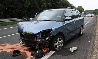 Der Skoda Fabia wurde bei dem Unfall auf der A30 stark beschädigt, eine Mitfahrerin wurde leicht verletzt. - Polizei Der Skoda Fabia wurde bei dem Unfall auf der A30 stark beschädigt, eine Mitfahrerin wurde leicht verletzt. - Polizei