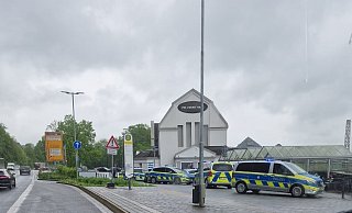 Die Polizei war mit mehreren Einsatzfahrzeugen am Mittwochmittag am Bahnhof vor Ort. - Patrick Schwemling Die Polizei war mit mehreren Einsatzfahrzeugen am Mittwochmittag am Bahnhof vor Ort. - Patrick Schwemling