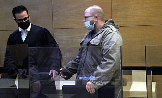 Ali Mojab (links) verteitigt den angeklagten Bünder, der das Feuer auf dem Gestüt nach Meinung des Gerichts gelegt hat. - Florian Weyand Ali Mojab (links) verteitigt den angeklagten Bünder, der das Feuer auf dem Gestüt nach Meinung des Gerichts gelegt hat. - Florian Weyand