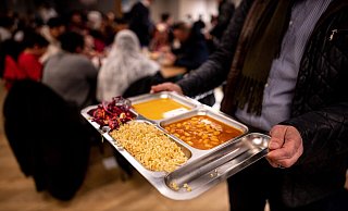 Das gemeinsame Fastenbrechen ist eine islamisch-religiöse Tradition. - dpa Das gemeinsame Fastenbrechen ist eine islamisch-religiöse Tradition. - dpa