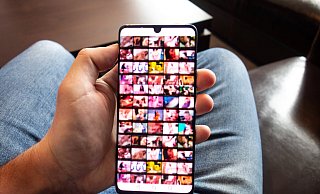 Massiv gestiegen sind die Zahlen im Bereich "Verbreiten pornografischer Schriften". Häufig handelt es sich dabei um kinderpornografische Bilder, die beispielsweise via Whatsapp-Gruppen verbreitet werden. - picture alliance / Andreas Franke Massiv gestiegen sind die Zahlen im Bereich "Verbreiten pornografischer Schriften". Häufig handelt es sich dabei um kinderpornografische Bilder, die beispielsweise via Whatsapp-Gruppen verbreitet werden. - picture alliance / Andreas Franke