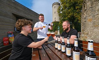 Paulina Comblain (v.l.), Mike Cacic und Torsten Vullriede kosten ihr neues Sparrenburger am Kiosk der Burg. Dass das auf dem 52. Breitengrad genossene Bier 5,2 Prozent Alkohol hat, ist dann aber doch eher Zufall. Foto: Andreas Zobe - Andreas Zobe Paulina Comblain (v.l.), Mike Cacic und Torsten Vullriede kosten ihr neues Sparrenburger am Kiosk der Burg. Dass das auf dem 52. Breitengrad genossene Bier 5,2 Prozent Alkohol hat, ist dann aber doch eher Zufall. Foto: Andreas Zobe - Andreas Zobe