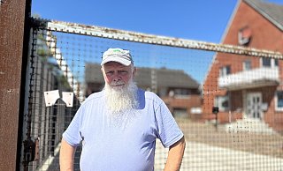 Hans-Dieter Parys wohnt mit seiner Frau und den beiden Hunden in der Weststraße in Kutenhausen. Dort betreibt der Mindener auch eine kleine Spedition - und hat mit einem Reifenhandel nichts am Hut. MT-Foto: - Patrick Schwemling Hans-Dieter Parys wohnt mit seiner Frau und den beiden Hunden in der Weststraße in Kutenhausen. Dort betreibt der Mindener auch eine kleine Spedition - und hat mit einem Reifenhandel nichts am Hut. MT-Foto: - Patrick Schwemling