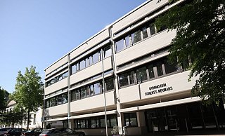 Am Gymnasium Schloß Neuhaus werden nun schon seit 50 Jahren Schülerinnen und Schüler unterrichtet. - Jens Reddeker Am Gymnasium Schloß Neuhaus werden nun schon seit 50 Jahren Schülerinnen und Schüler unterrichtet. - Jens Reddeker